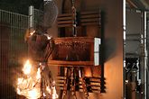 Test-Dummy fängt im Lichtbogenversuchsstand Feuer Test-Dummy fängt im Lichtbogenversuchsstand Feuer