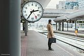 What about a world without standardization? Falsche Ziffernanzeige auf Uhr - Bild