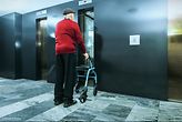 What about a world without standardization? Nicht genormter Fahrstuhl - Bild