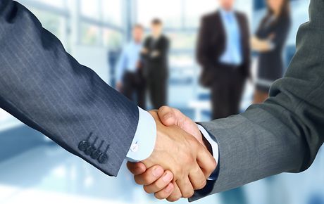 Händedruck Händedruck von zwei Geschäftsleuten