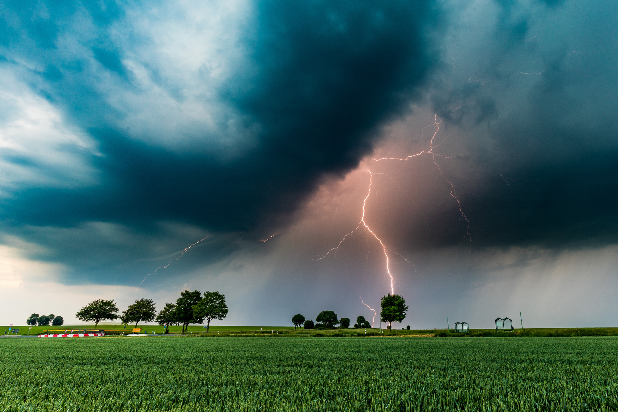 Blitzeinschlag über Feld