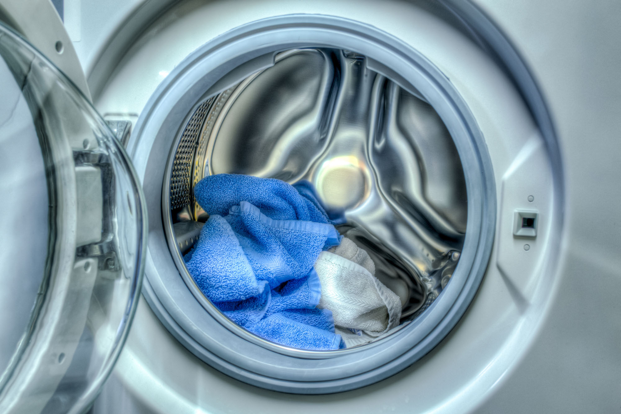 Blick in geöffnete und befüllte Waschmaschine