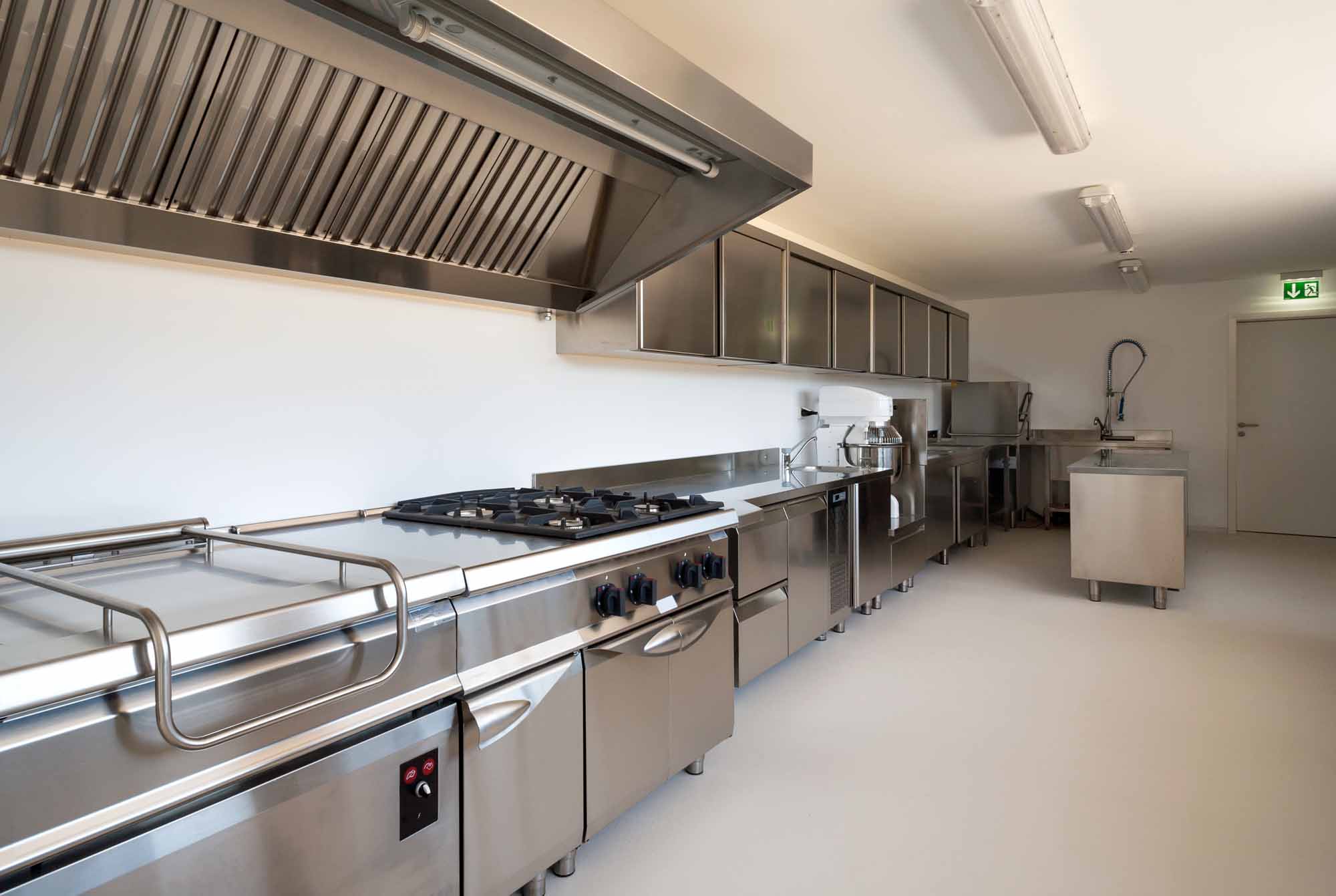 Professionelle Küche in modernem Gebäude