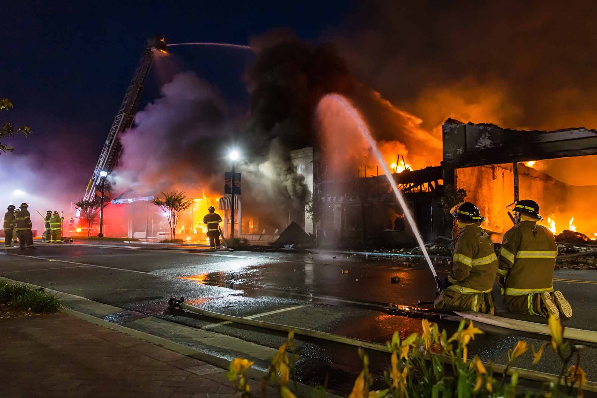 Feuerwehrleute bekämpfen Feuer in der Innenstadt von Unternehmen