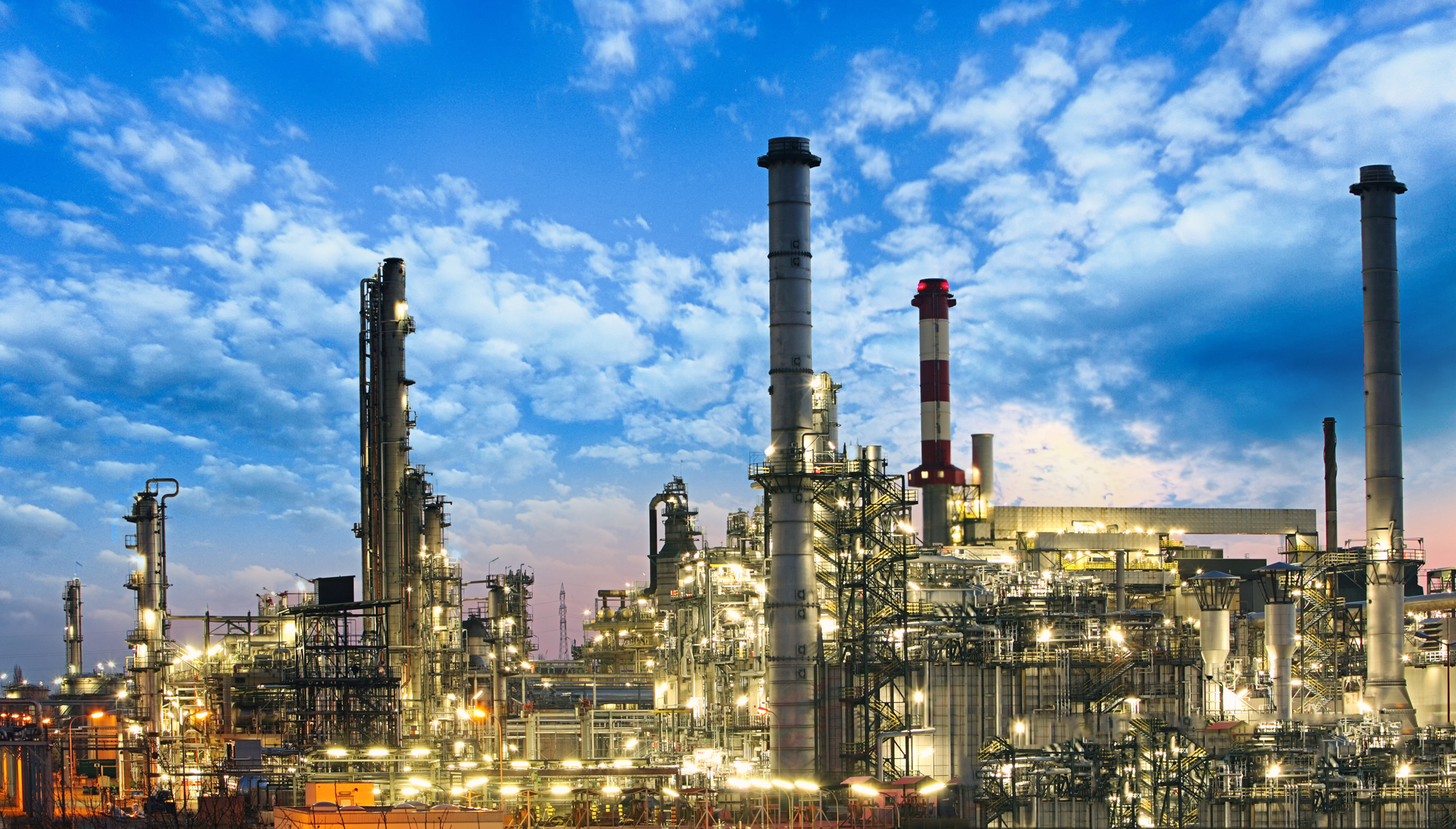Öl- und Gasindustrie - Raffinerie, Fabrik, petrochemische Anlage