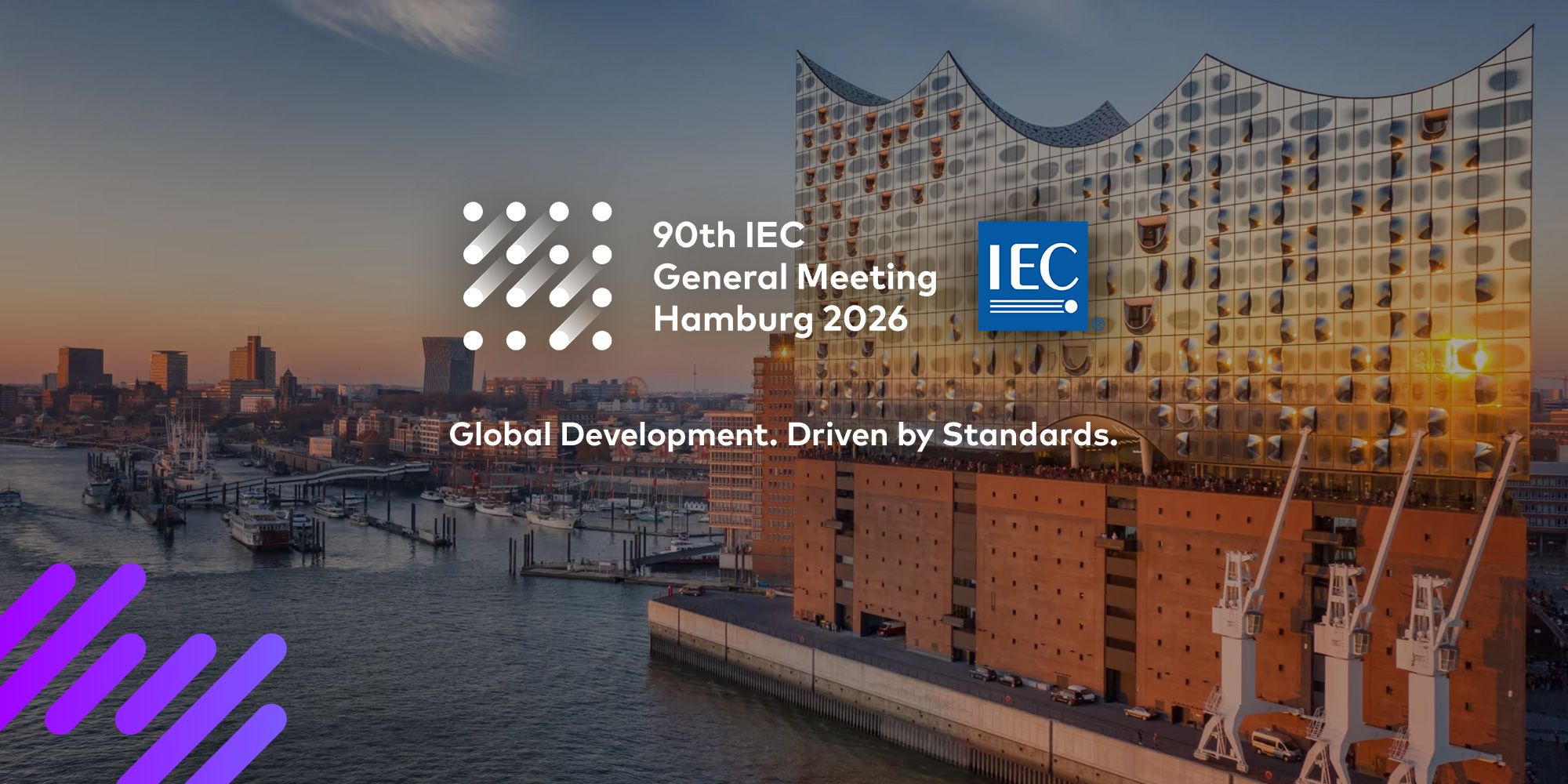 Hamburger Hafen mit Elbphilharmonie mit Logo des IEC General Meeting 2026