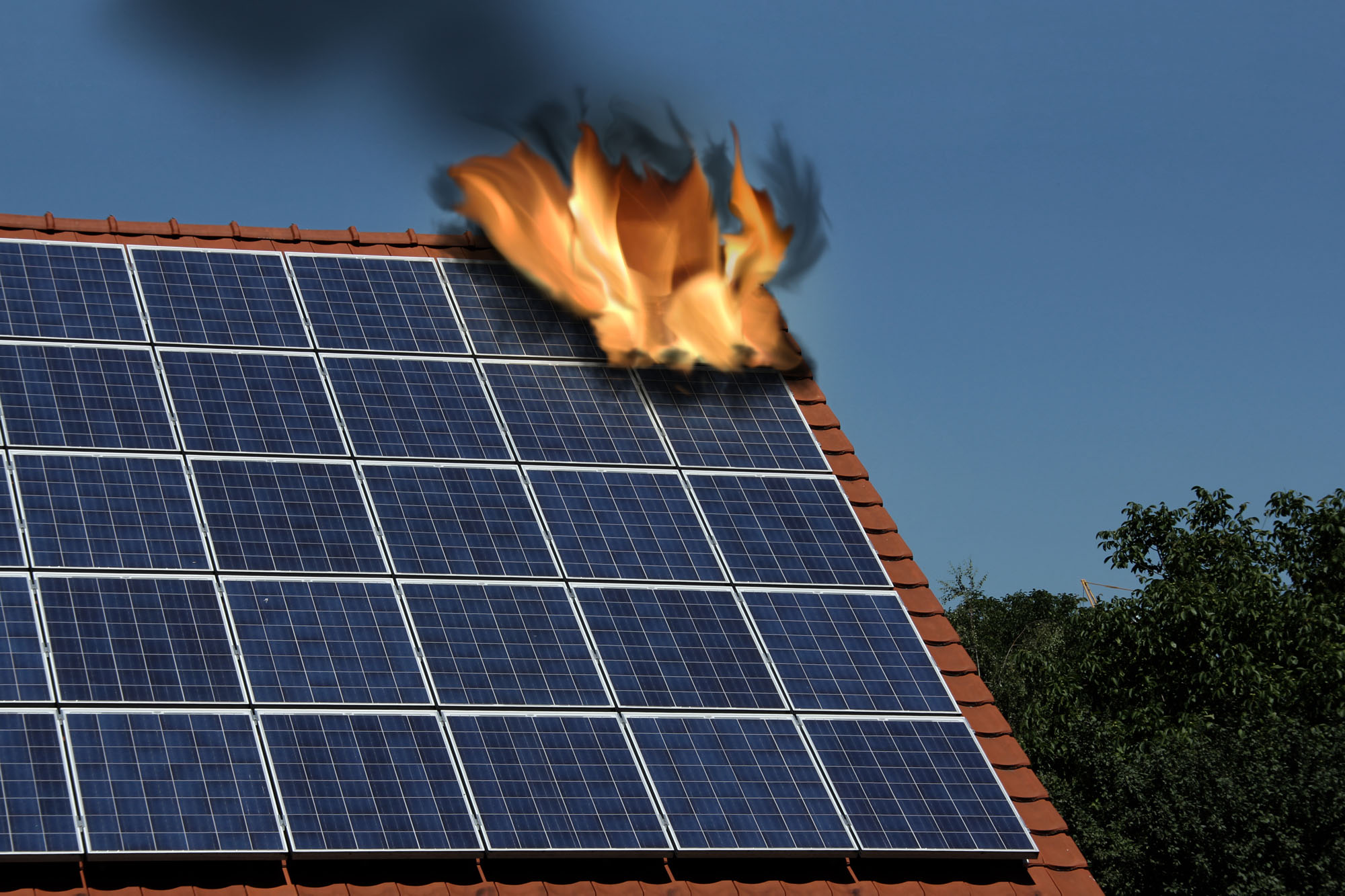 Brennendes Solarpanel auf einem Dach
